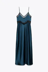Vestido midi azul petróleo satinado, de corte lencero, con escote en V, tirantes finos regulables y detalle de puntilla y encaje negro en el escote y bajo el busto.