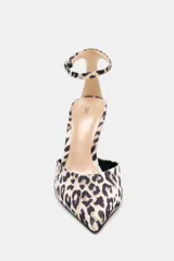 Zapato destalonado con estampado animal, taco fino alto y punta fina. Cierre mediante tira con hebilla a la pulsera del tobillo.