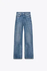 Pantalón de jean rígido celeste con tiro alto, cinco bolsillos, trabillas en la cintura, pierna ancha y largo hasta el tobillo.