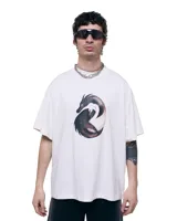 Remera color crema con estampado de dos cisnes formando un círculo, de corte oversize y cuello redondo.
