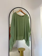 Blusa verde oliva de seda italiana, con cuello a la base y corte asimétrico. Incluye musculosa integrada.