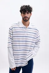 Sudadera tipo polo a rayas horizontales en blanco, azul y marrón claro, con cuello blanco y doble manga larga blanca.