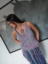 Musculosa tejida a crochet con flecos, color lila y celeste.