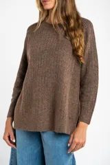 Sweater color beige de tejido texturado, con cuello redondo y mangas largas.