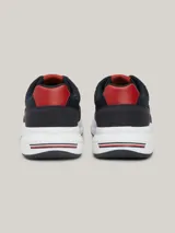 Zapatillas Tommy Hilfiger de hombre color azul marino con detalles en rojo y blanco.