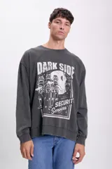 Buzo de manga larga, color gris oscuro con efecto lavado, cuello redondo y calce holgado. Estampado frontal en blanco con temática de Star Wars, mostrando tres Stormtroopers y el texto "DARK SIDE Security Services" junto a una imagen de la Estrella de la Muerte.
