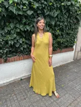Vestido largo color mostaza, con escote en V y breteles anchos.