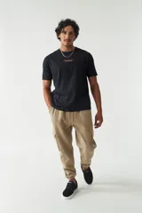 Remera color arena con estampado pequeño en el pecho.