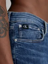 Pantalón de jean azul oscuro, de corte skinny, con tiro bajo y cinco bolsillos.