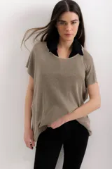 Blusa color beige de tejido de punto con lurex, cuello redondo y mangas cortas.