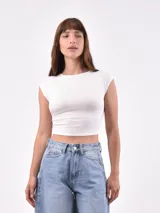 Remera roja de corte ajustado y mangas cortas.