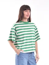 Remera blanca de algodón con cuello redondo y mangas cortas.