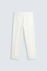 Pantalón color arena de corte recto, confeccionado en tejido de algodón y lino. Cuenta con cintura elástica ajustable con cordón, bolsillos delanteros y traseros de parche.