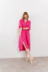Vestido camisero midi color verde militar, de lino 100%, con silueta oversize, cuello camisero, mangas 3/4 con botón para ajustar y aberturas laterales.