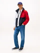 Zapatillas de corte bajo Tommy Hilfiger confeccionadas en una mezcla de piel color azul marino. Presentan un diseño atemporal con cordones al tono, suela de goma vulcanizada blanca y detalles distintivos de la marca, incluyendo el logo en el lateral, la lengüeta y el talón bordado.