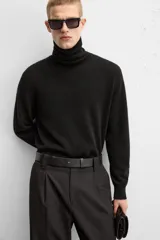 Pantalón negro de corte recto con cinturón de cuero sintético, pliegues frontales, bolsillos laterales y traseros con solapa.