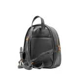 Mochila negra de símil cuero graneado con herrajes color bronce y logo XL Extra Large. Tiene acceso con cierre, un bolsillo externo con cierre, un bolsillo interno con cierre y dos bolsillos internos abiertos. El interior es de tela de algodón y poliéster. La correa es regulable.