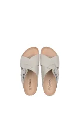 Sandalias negras cruzadas con hebilla plateada ajustable.
