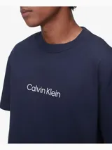 Remera azul marino de algodón con cuello redondo y logo de Calvin Klein estampado en el pecho. Corte relaxed y mangas cortas.