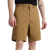 Bermuda de gabardina color mostaza, corte recto, con bolsillos laterales y traseros.