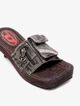 Sandalias mule Diesel modelo D-Ibiza, con plataforma estilo alpargata y tacón acanalado. La banda superior es de denim con cremallera, bolsillo con solapa y logo de la marca.