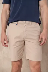 Bermuda color beige de corte clásico con bolsillos laterales y traseros.