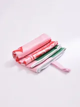 Pareo rectangular con estampado de rayas horizontales en tonos rosa y rojo.