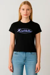 Remera gris con estampado de una estrella con animal print.
