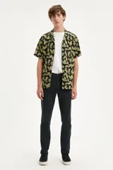 Pantalón chino negro de gabardina con corte tapered, tiro medio y cierre con cremallera.