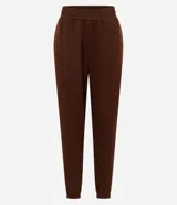Pantalón jogger femenino color marrón, confeccionado en algodón con felpa, con cintura elástica, bolsillos laterales y bajo ajustado.