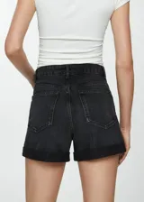 Short de jean negro con tiro alto, corte mom fit, cinco bolsillos, cierre con cremallera y botón, y ruedo con dobladillo.