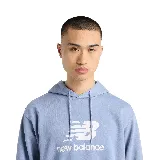 Buzo hoodie celeste con logo de New Balance estampado en blanco en el pecho y bolsillo tipo canguro.