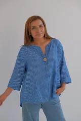 Blusa de mangas 3/4 con cuello en V y estampado a rayas verticales azules y blancas.