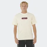 Remera de manga corta color crema, con cuello redondo y un pequeño estampado frontal con el logo de Rip Curl en tonos rosados y negros con efecto burbuja.