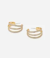 Par de aros tipo argolla dorados, con triple aro y revestimiento brillante.