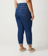 Pantalón mom jeans azul oscuro, tiro alto, con bolsillos delanteros y traseros, trabillas en la cintura, cierre frontal con botón y cremallera, y dobladillo doblado.