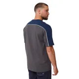 Remera gris con mangas cortas, cuello redondo y estampado con el logo de la marca en el pecho. Mangas y cuello en azul marino con ribete blanco.