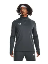 Buzo deportivo Under Armour Challenger de hombre, color naranja con paneles laterales en gris oscuro, cuello alto con cierre de cremallera corto, mangas largas con orificios para los pulgares y logo de la marca estampado en el pecho.