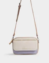 Bandolera rectangular de cuerina texturada en color crema, lila y beige. Tiene correa regulable desmontable, bolsillo frontal con solapa y broche con botón, y acceso mediante cierre superior.