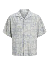 Camisa de manga corta Jack & Jones con cuello resort y calce amplio. Presenta un estampado integral de motivos náuticos y abstractos en tonos azul chambray y beige. Confeccionada en una mezcla de viscosa y lino, ideal para climas cálidos.