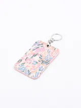 Llavero porta tarjeta rectangular con estampado floral en tonos pastel y herrajes plateados.
