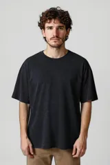 Remera negra de corte clásico, con cuello redondo y mangas cortas.