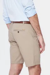 Bermuda de gabardina azul marino, corte recto, con bolsillos laterales y traseros.