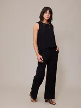 Pantalón negro de lino y algodón, de corte recto y tiro alto.