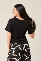 Remera básica de manga corta color negro, de corte recto y cuello redondo.