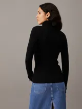 Sweater negro de canalé con cuello alto y corte slim fit.