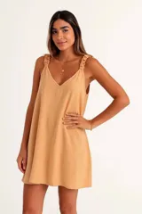 Vestido corto color camel, con escote en V y tirantes con detalle de frunces. De corte suelto y estilo bohemio.