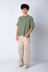 Remera color crudo de corte cuadrado y holgado, con cuello redondo y mangas cortas. Confeccionada en algodón pesado.