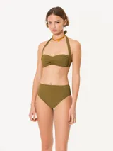 Conjunto de bikini color verde oliva, con corpiño bandeau con tiras para anudar al cuello y bombacha de tiro alto.