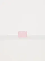 Tarjetero rosa con textura símil cocodrilo y cierre de cremallera.